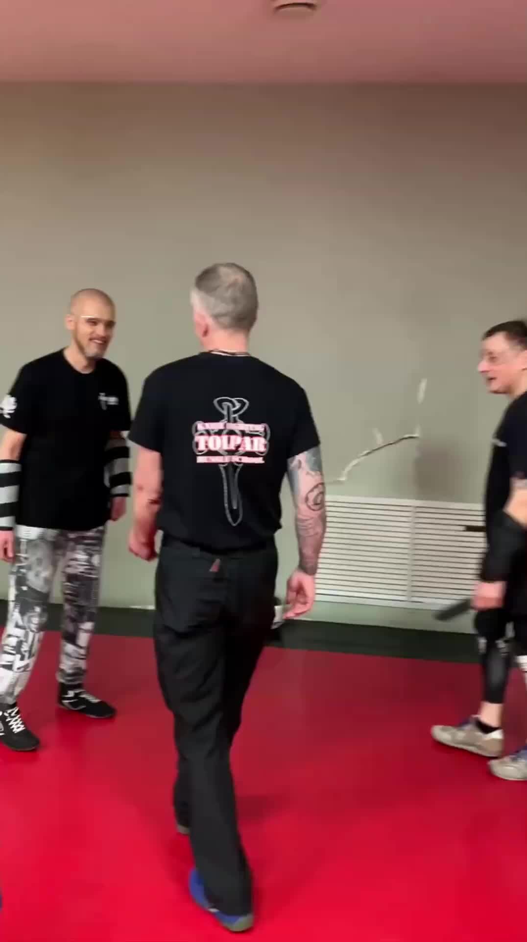 Приёмы рукопашного боя с ножом. Приёмы рукопашного боя с ножом. Тактики ножевого боя. Приемы ножевого боя. Приёмы против ножа рукопашный бой.