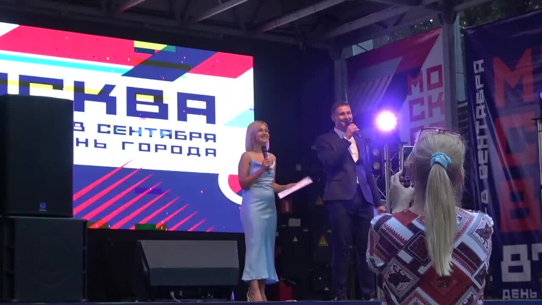 День города москва 2024 измайлово. День города в московском 2022. Москва украшена флагами. День города москва 2024 измайлово. День города в москве в 2022 измайловский парк.
