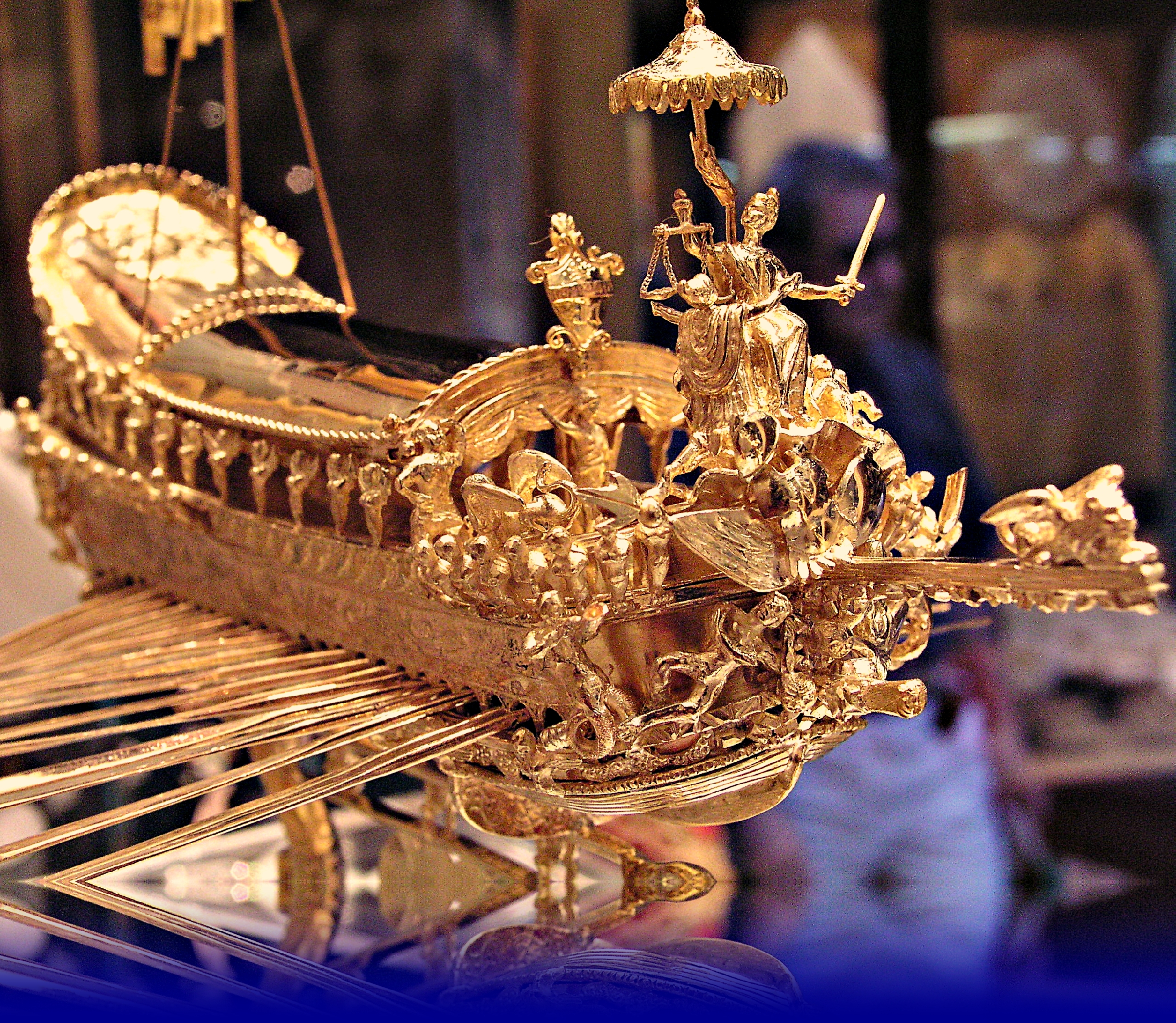 корабль с золотом. парусник с золотом. корабль с золотыми парусами. корабль с золотом. золотой парусник.