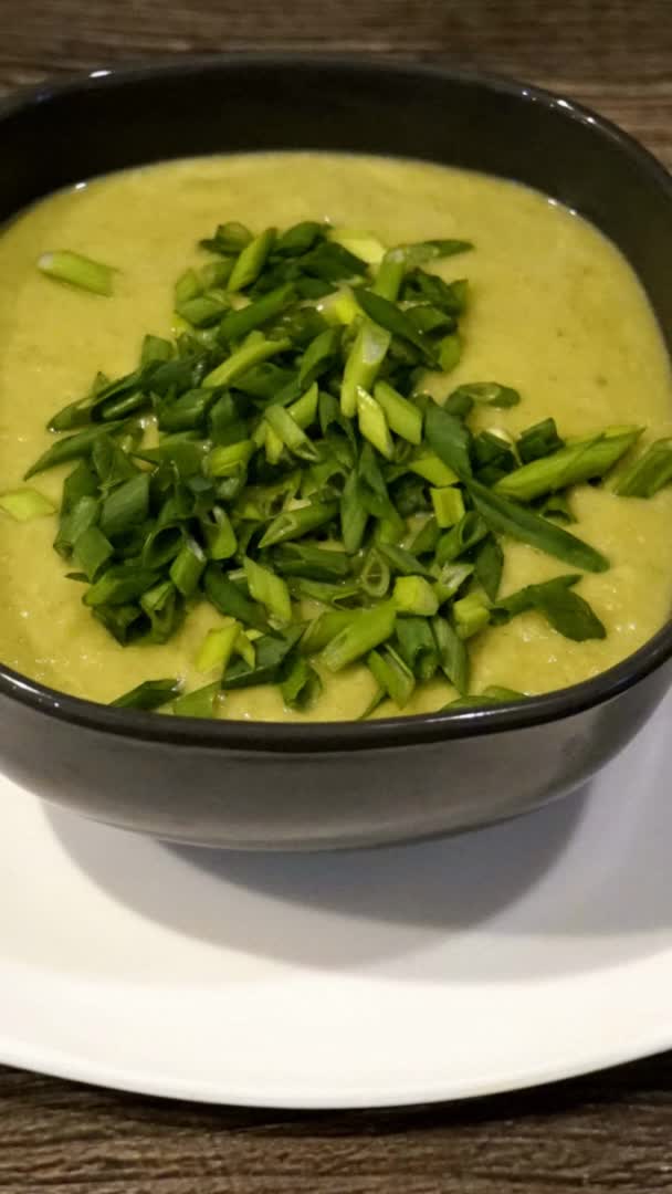 Консоме из индейки. Картофельный крем суп. Супы-пюре из лука-порея с картофелем. Картофельный суп пюре. Картофельный крем суп.