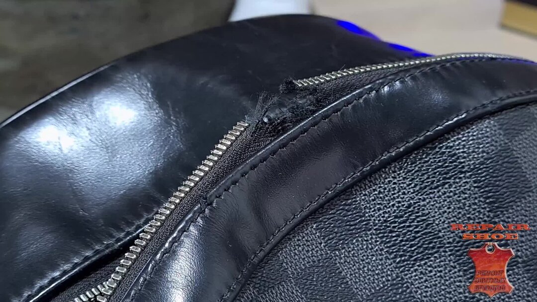 кожаная куртка с воротником. фото сотрудника по перешиву кожи. перекраска кожаных сидений. трещина кожаной обивки сидений автомобиля. заплатка на кожаную куртку.