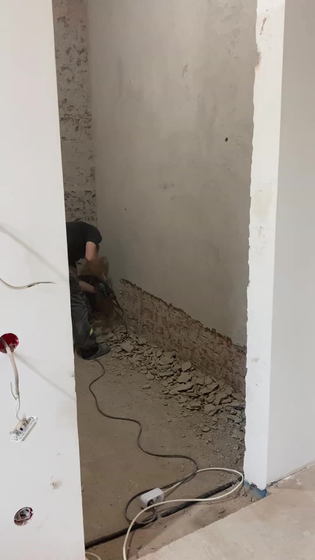 56 КВАДРАТОВ | РЕМОНТ | Демонтаж цементной штукатурки в санузле | Дзен