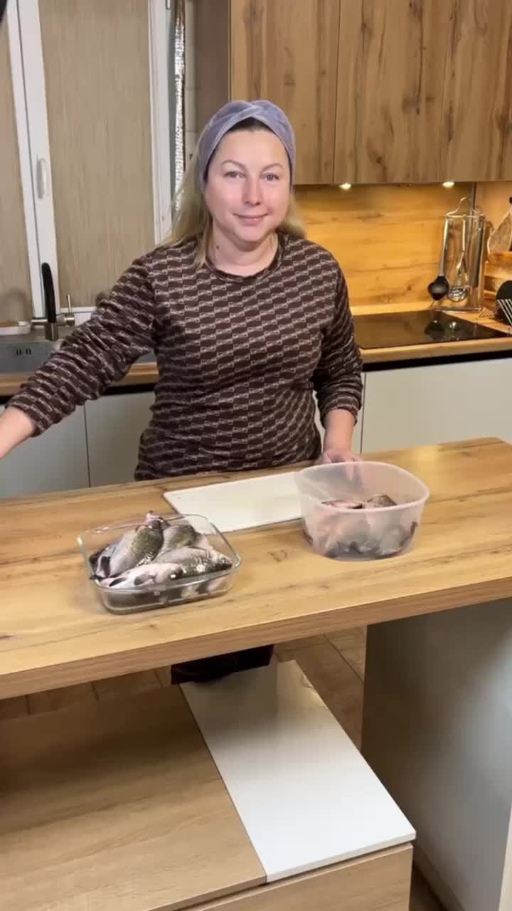 Сторона терки для чистки рыбы. Лайфхак чистки рыбы от чешуи. Терка для чистки рыбы. Лайфхак как почистить рыбу. Терка для чистки рыбы.