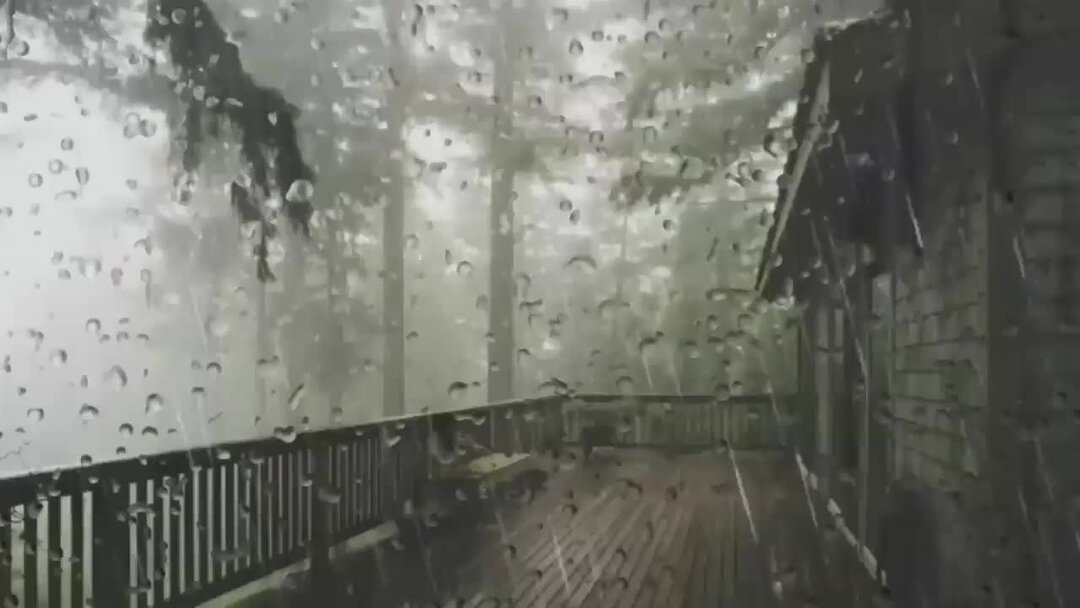 город в тумане. туман. лучи солнца. утренний туман в городе. дождливый туман.