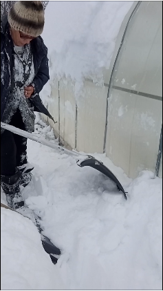 Спасение человека провалившегося под лед. Спасатель. Мужественный поступок. Спасение человека провалившегося под лед. Спасаем зимой.