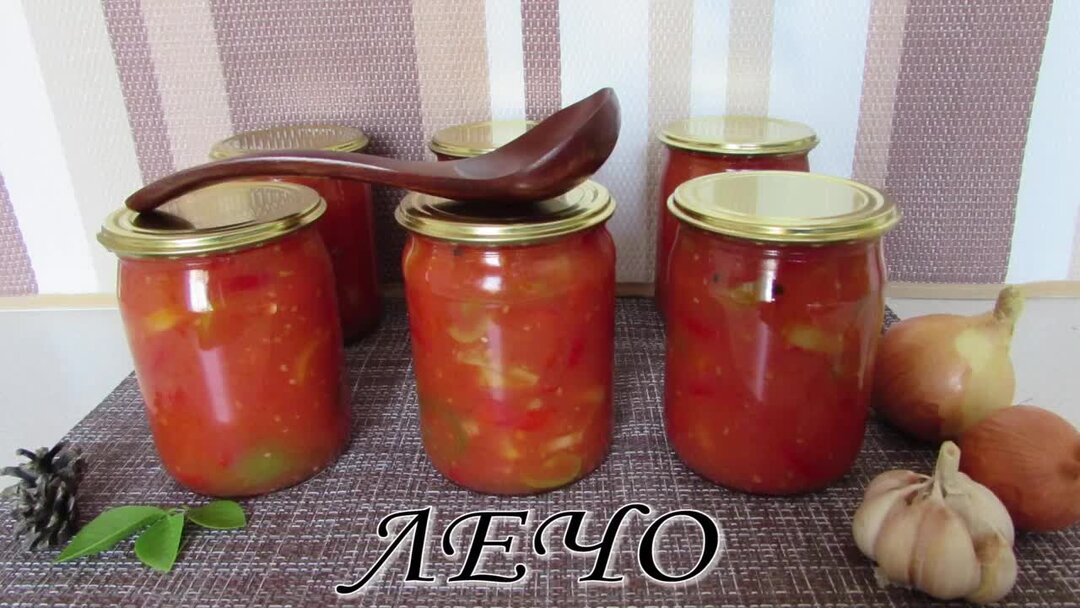 Лечо с моравскими колбасками. Салат лечо. Кухня наизнанку лечо из сладкого перца. Кухня наизнанку лечо из сладкого перца. Лечо халявка на зиму.