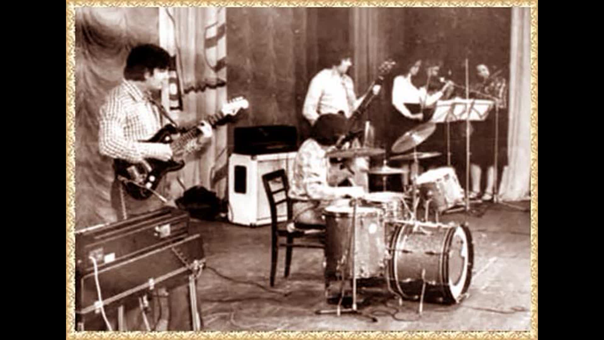 дворовые песни первая любовь. дворовые гитаристы. девушка с гитарой ссср. дворовые песни первая любовь. дворовые песни первая любовь.