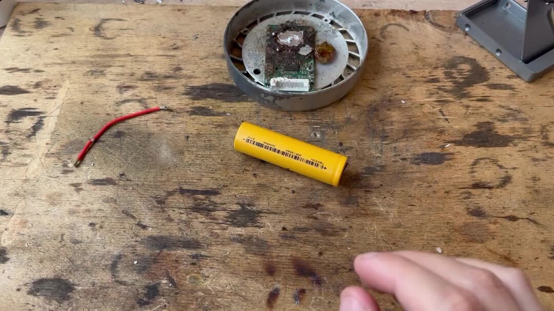 Надежно припаиваю провод к аккумулятору всего за секунду. Как безопасно ...