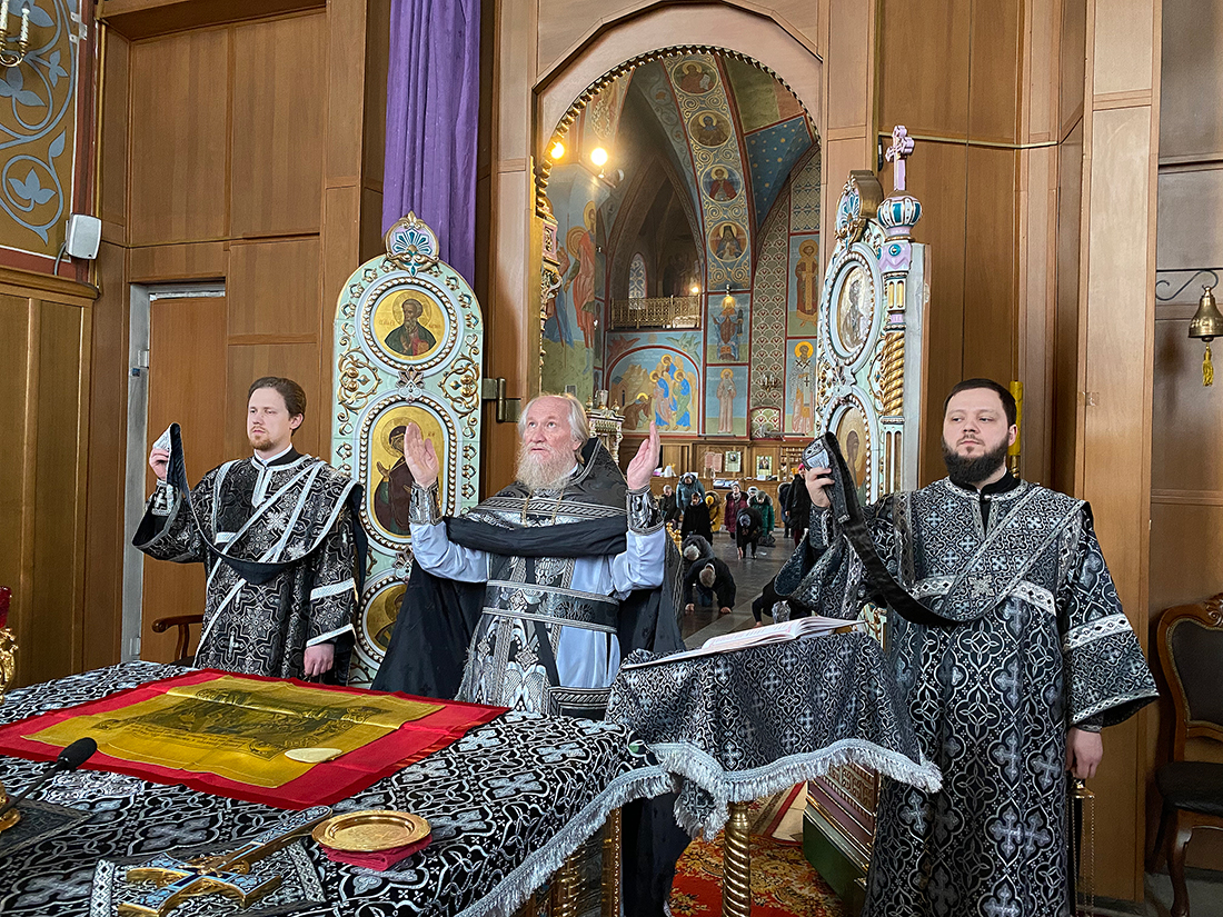 Служба в церкви 2023. Католики в храме христа спасителя. Служба в церкви 2023. Рождественские праздники. Путин рождество.