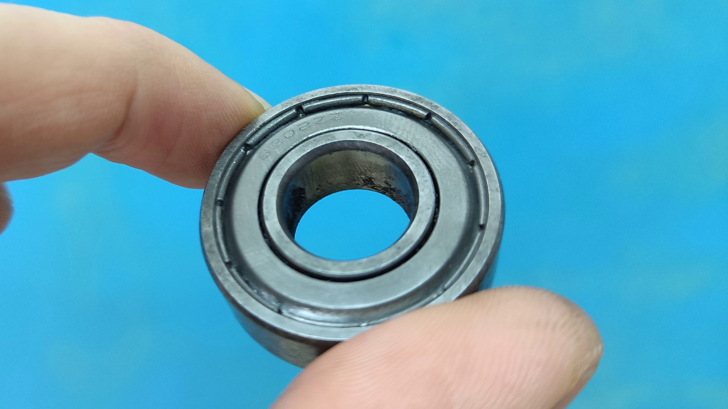 Подшипник в разборе. Y2501 сальник. Пыльник подшипника 8206к. Металлический пыльник на подшипник 572822. Смазать закрытый подшипник с металлическим пыльником.