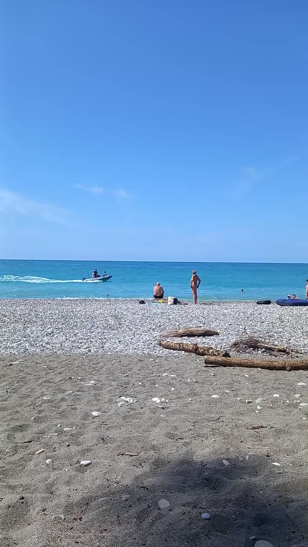 Вода в море в пицунде сейчас. Море в Пицунде сейчас. Море в Абхазии сейчас. Море в Абхазии в сентябре. Граница менгрели абхазиа вморе.