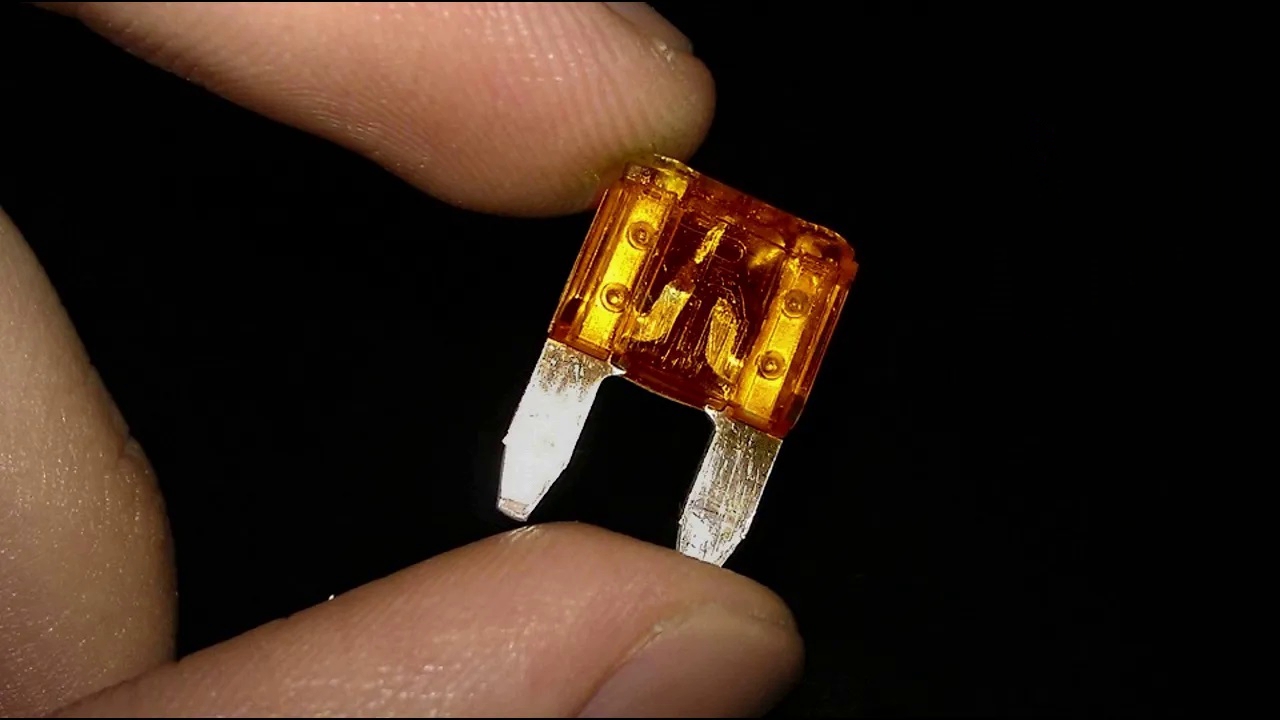 Сгоревший предохранитель на 10. Предохранитель 10a для хендай ix35. Автомобильный предохранитель на 15 а для магнитолы. Выгоревший 10 амперный предохранитель. Перегоревший предохранитель j402.