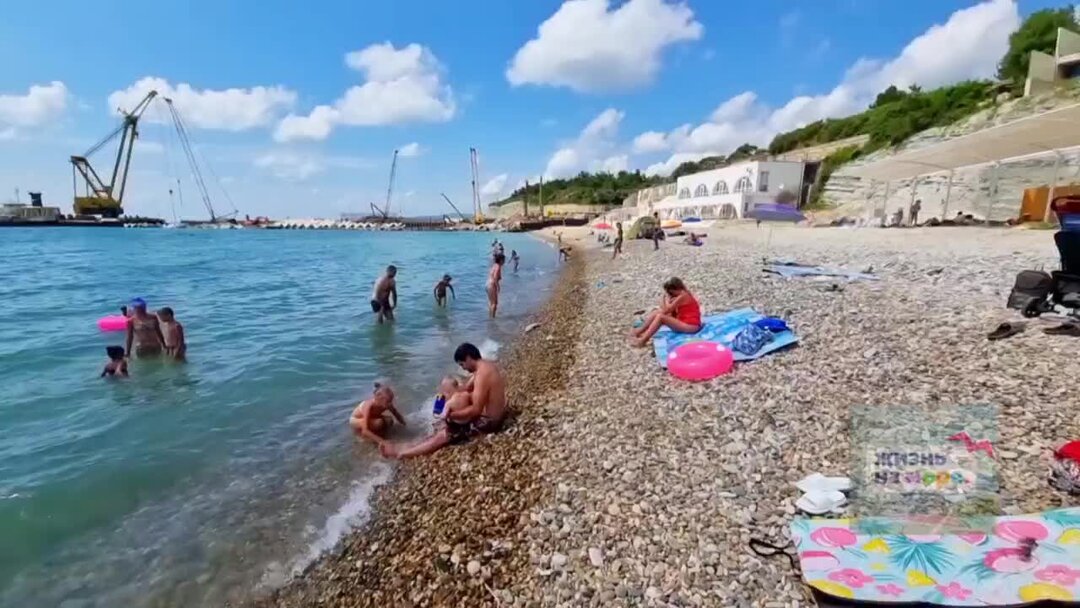 Погода в дивноморском на 14. Дивноморское море. Le Sea Дивноморское. Мариуполь море. Дивноморское вода в море.