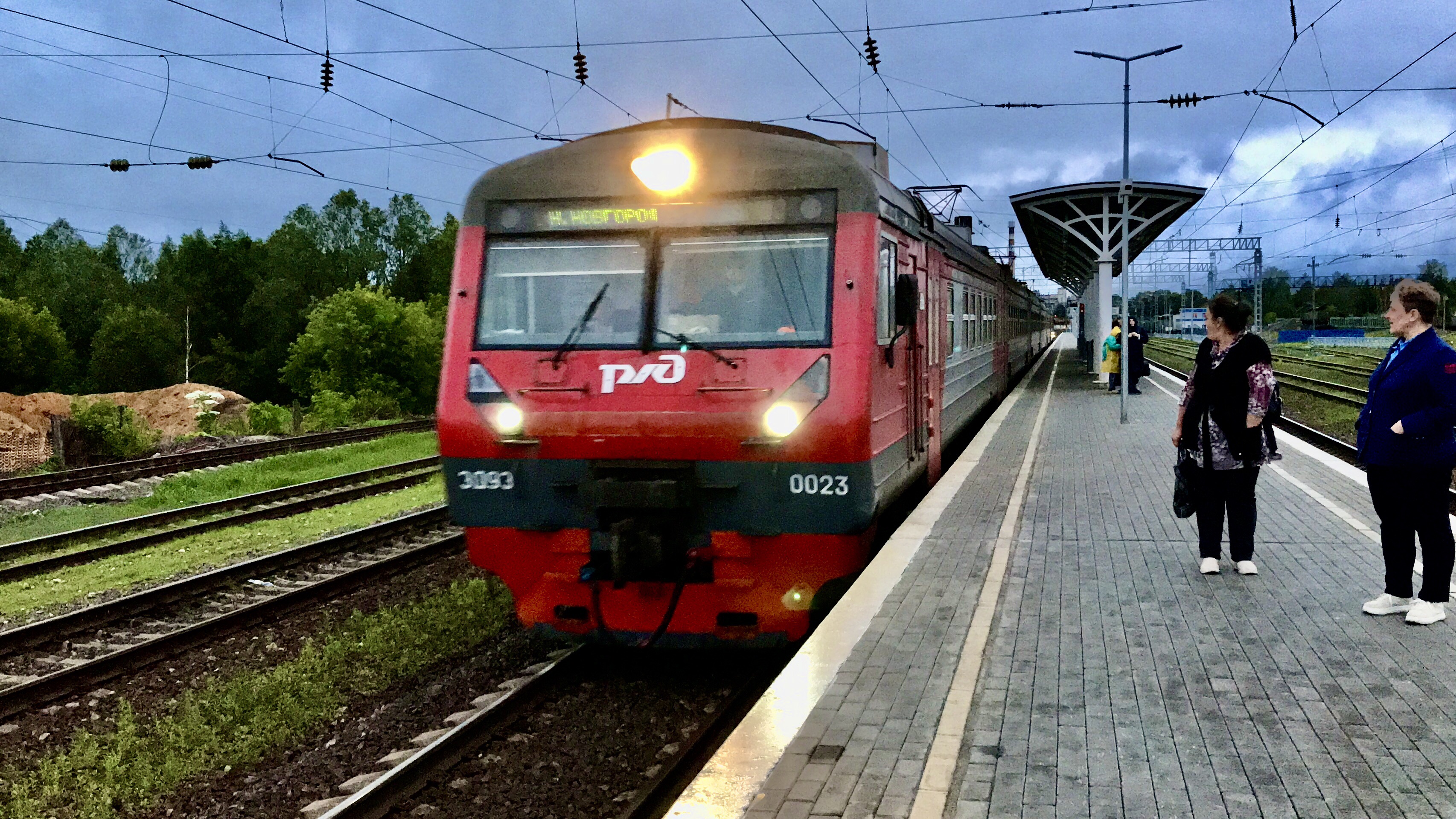 За сколько подают электричку. Лампочки на вагоне метро. Поезд прибывает. Зеленый поезд. За сколько подают электричку.