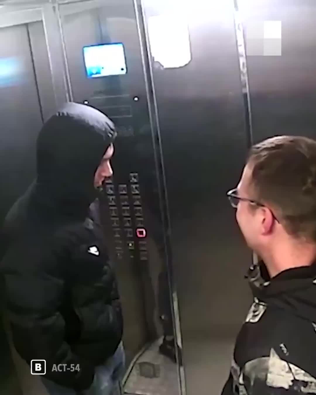 Селфи мальчик в лифте