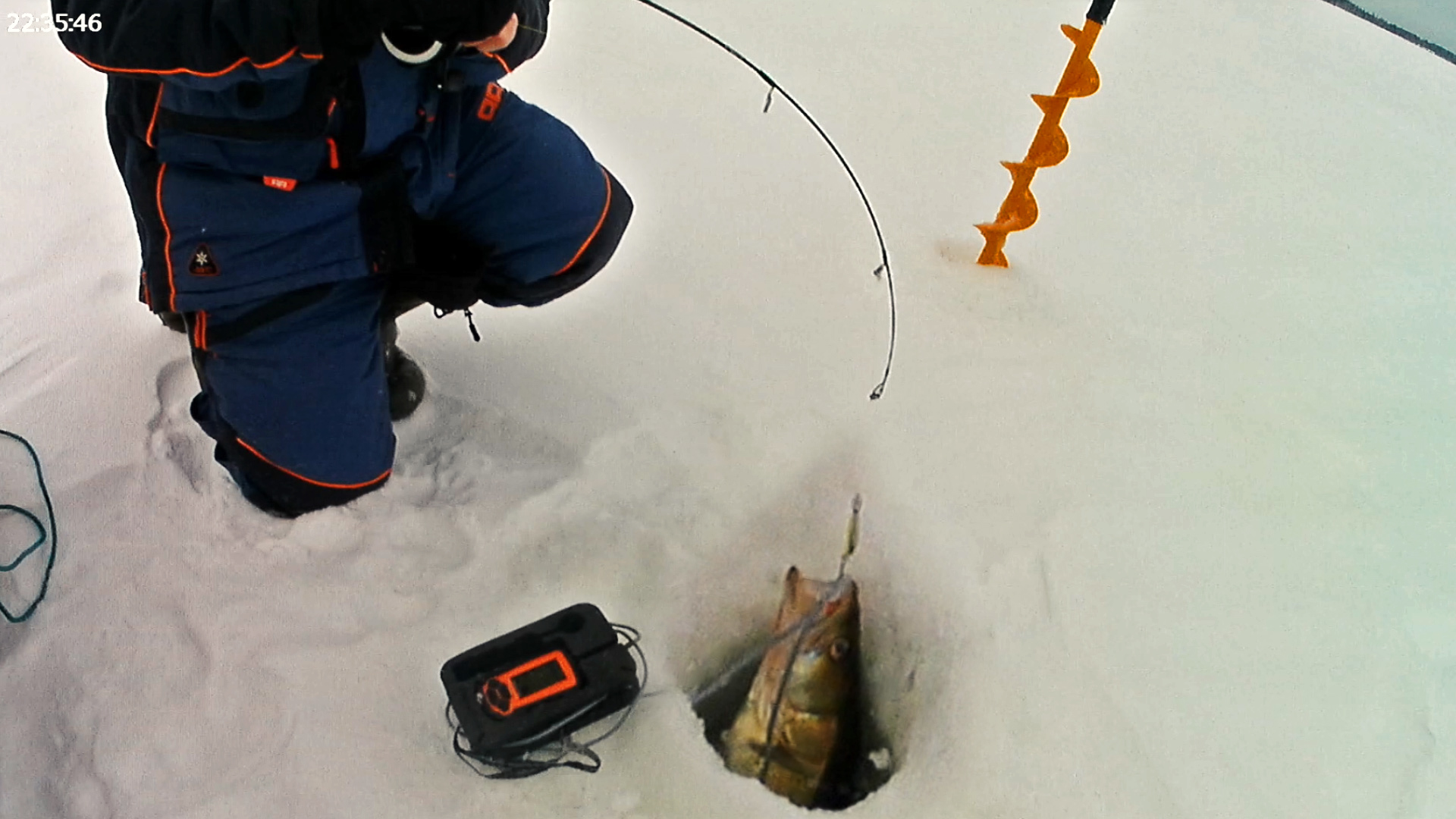 хмелевка зимняя рыбалка. ночная зимняя рыбалка на леща. зимняя рыбалка 2023 2024 видео. зимняя рыбалка. рыбалка зимой.