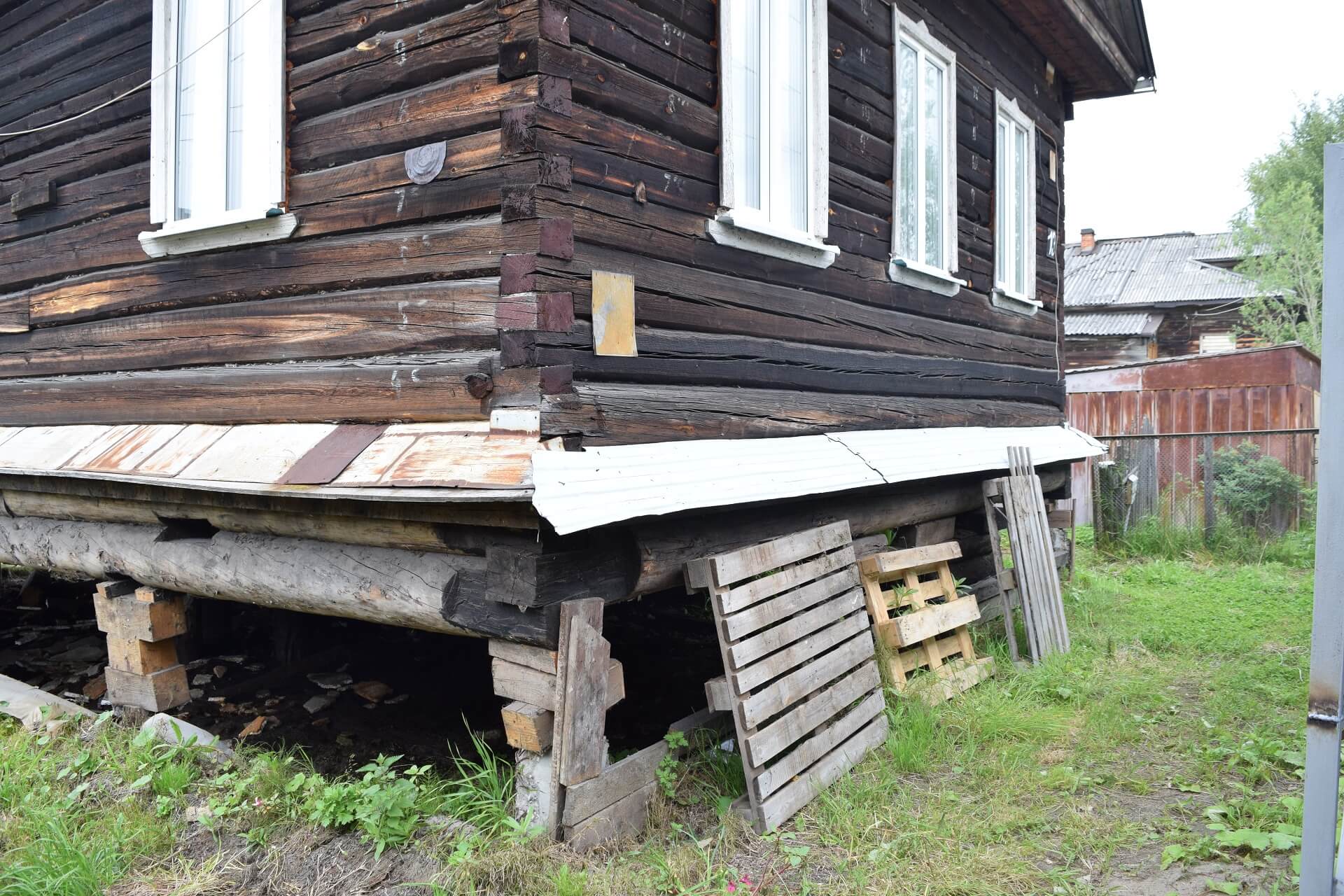 Подъем домов архангельск. Подъем дома на городки шпалы. Замена деревянных свай под деревянным домом. Замена венцов свая бутавр. Как переделать старый сарай. Столбы поменять.