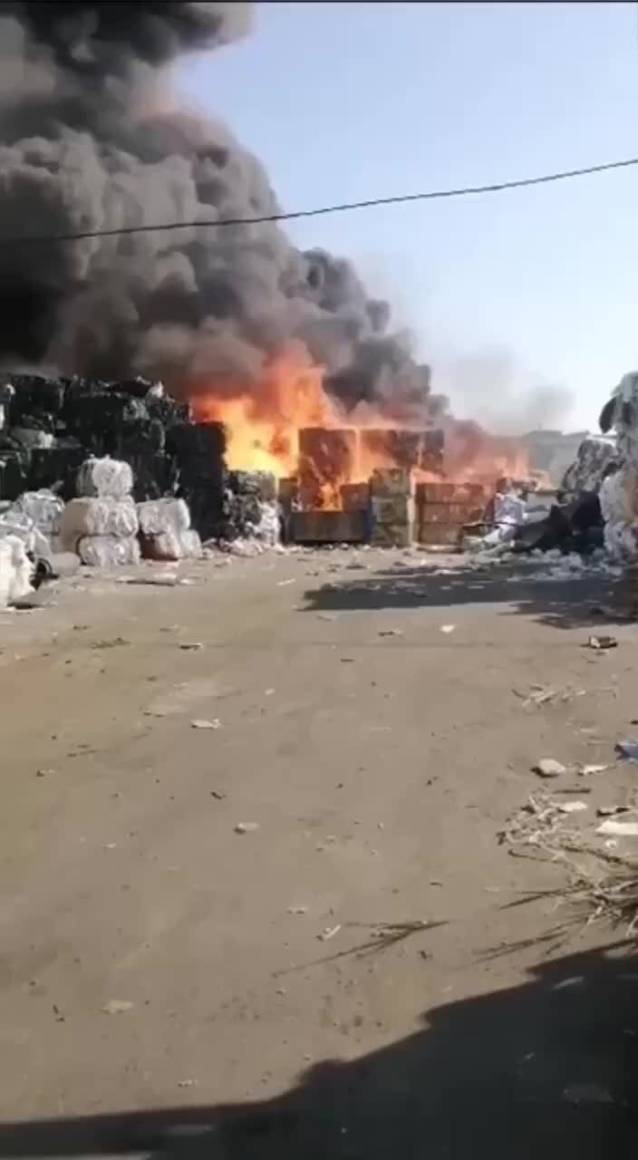 В аксае горит склад. В аксае горит склад. Пожар в аксае. В аксае горит склад. Пожар фото.