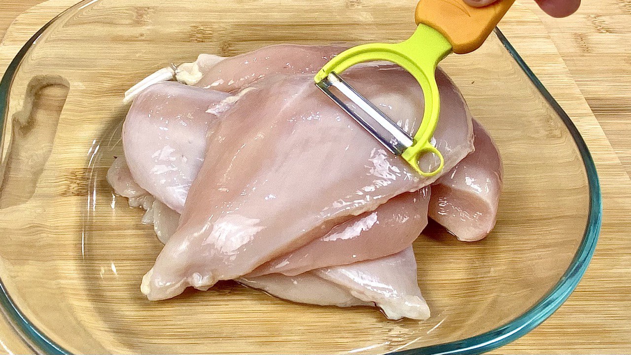 Замороженная куриная грудка на сковороде