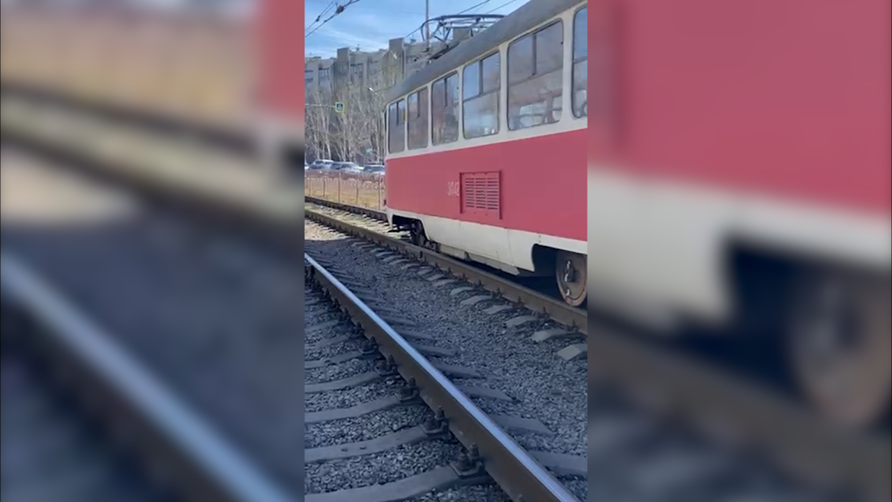 Сход поезда. Сход полувагонов. Сход вагонов под пермью. Рельсовый автобус волгоград. Рельсы и поезд волгоград.