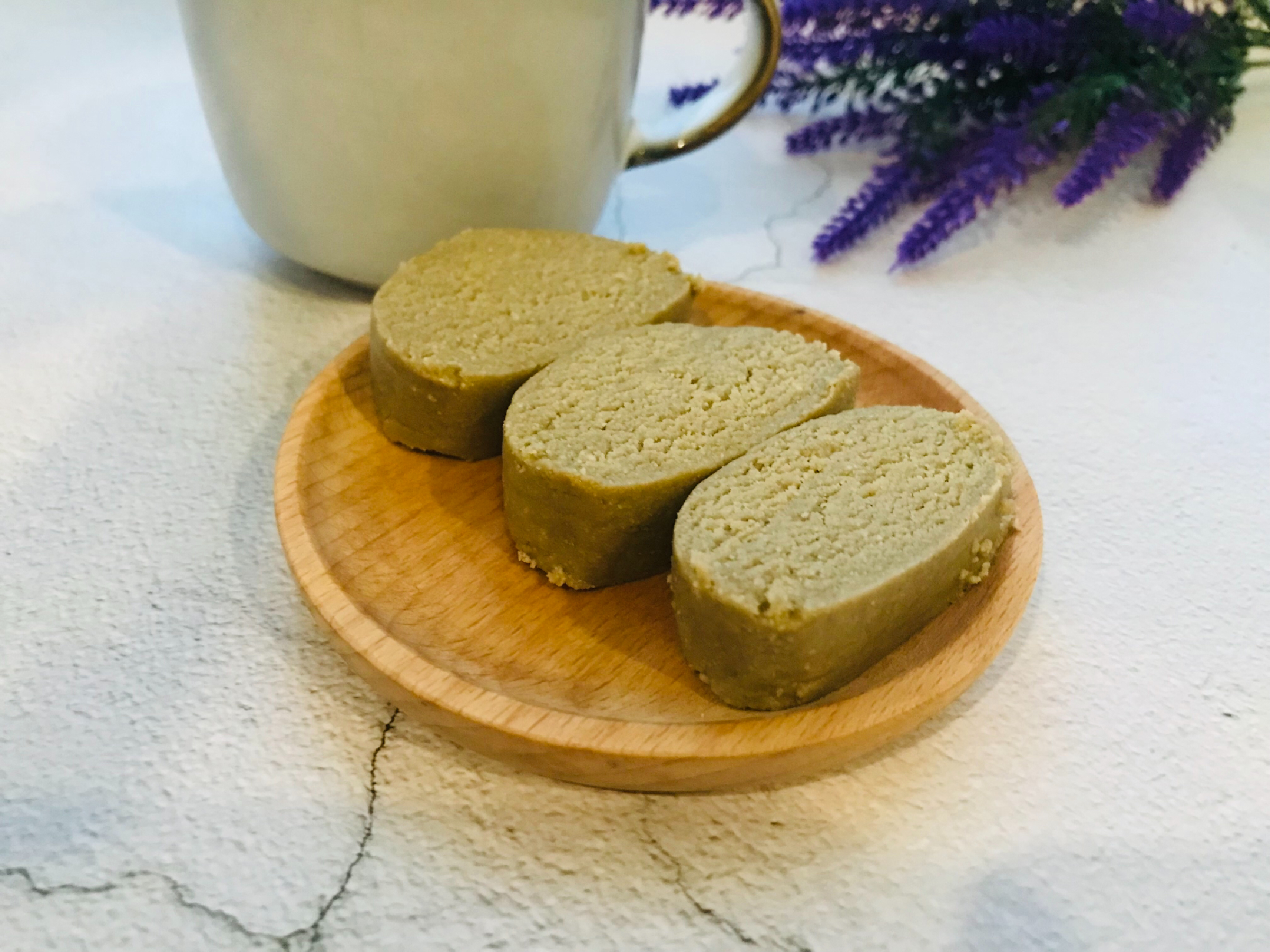 Халва вкусная. Домашняя халва из муки и сахара и масла. Халва круглая. Видео с халвой.