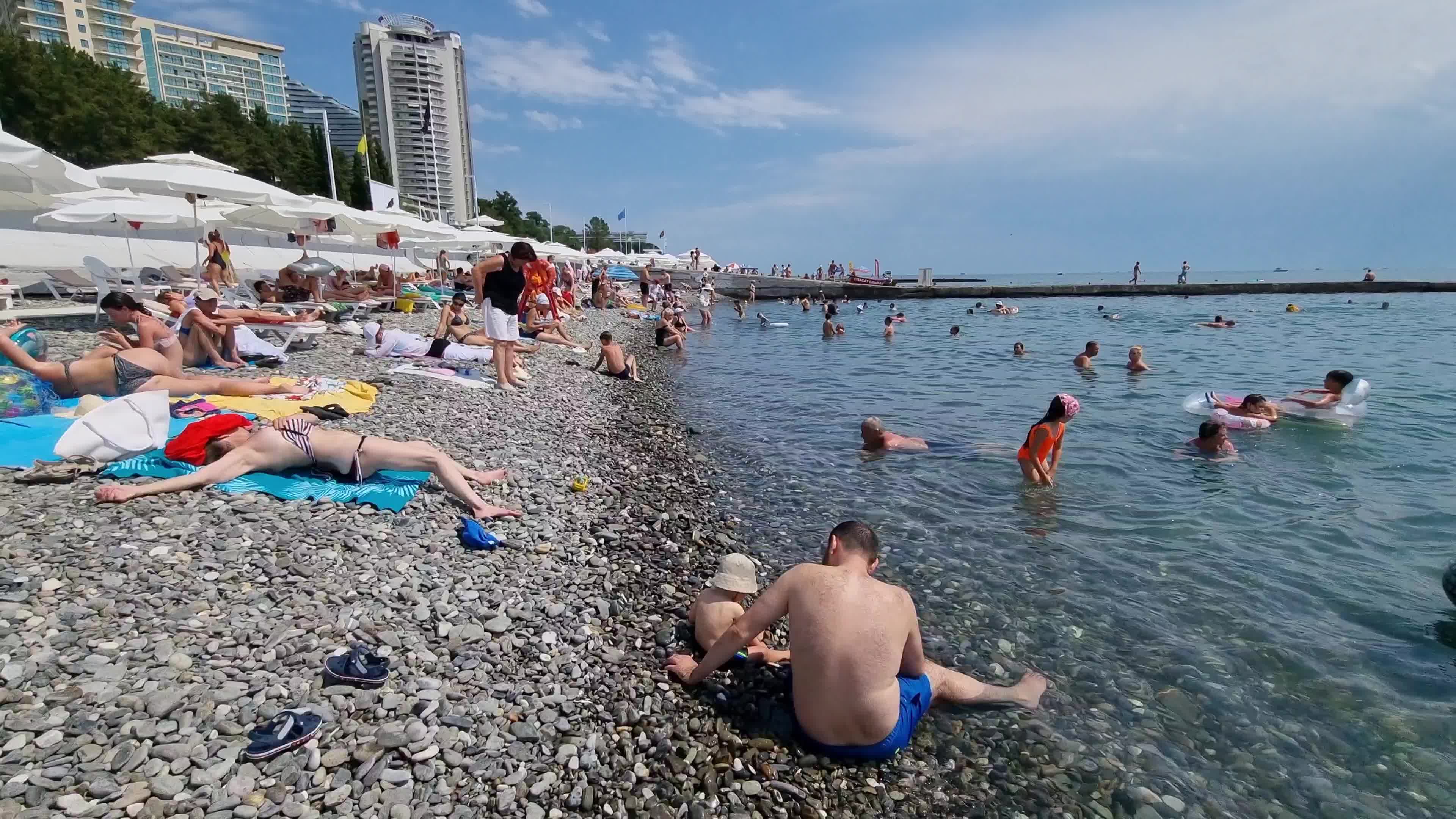 Открытие пляжей в сочи. Пляж в центре Сочи. Пляж Маяк Сочи. Сочи пелаж. Центральный пляж Сочи.