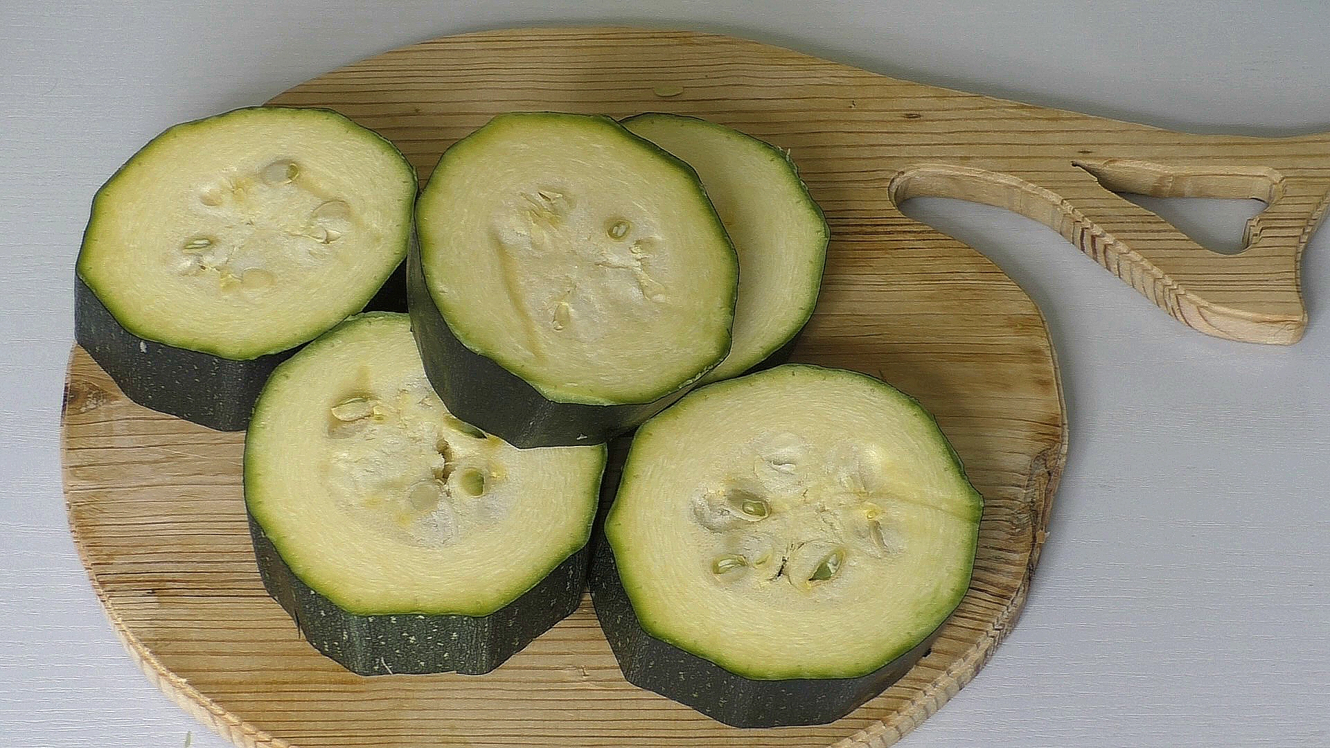 Тыква огурец. Закуска кабачки с чесноком. Закуска из цукини. Круглый полосатый кабачок. Овощи для рататуя.