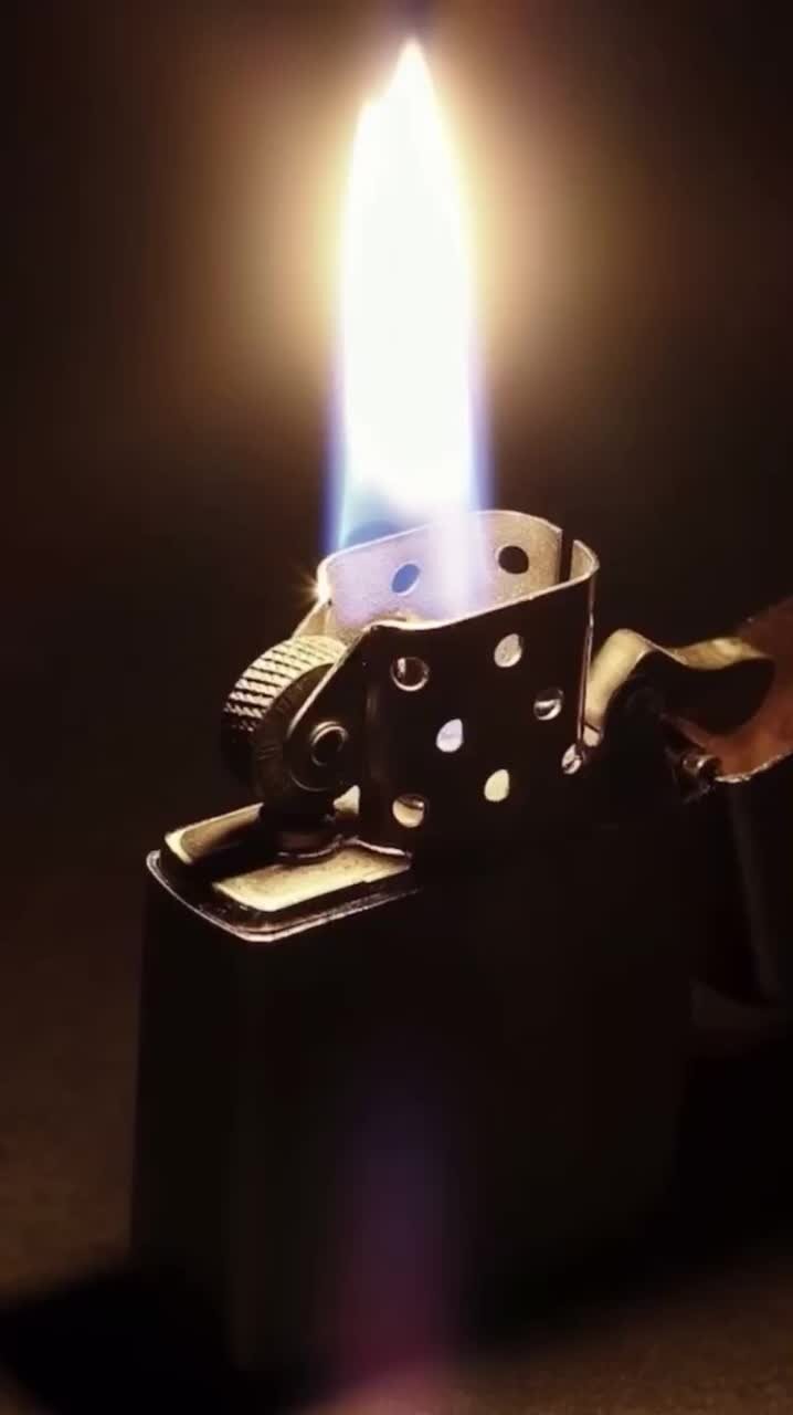 Lighter darker. Зажженная зажигалка. Зажигалка с огнем. Зажигалка Zippo на столе. Зажигалка Light Fire.