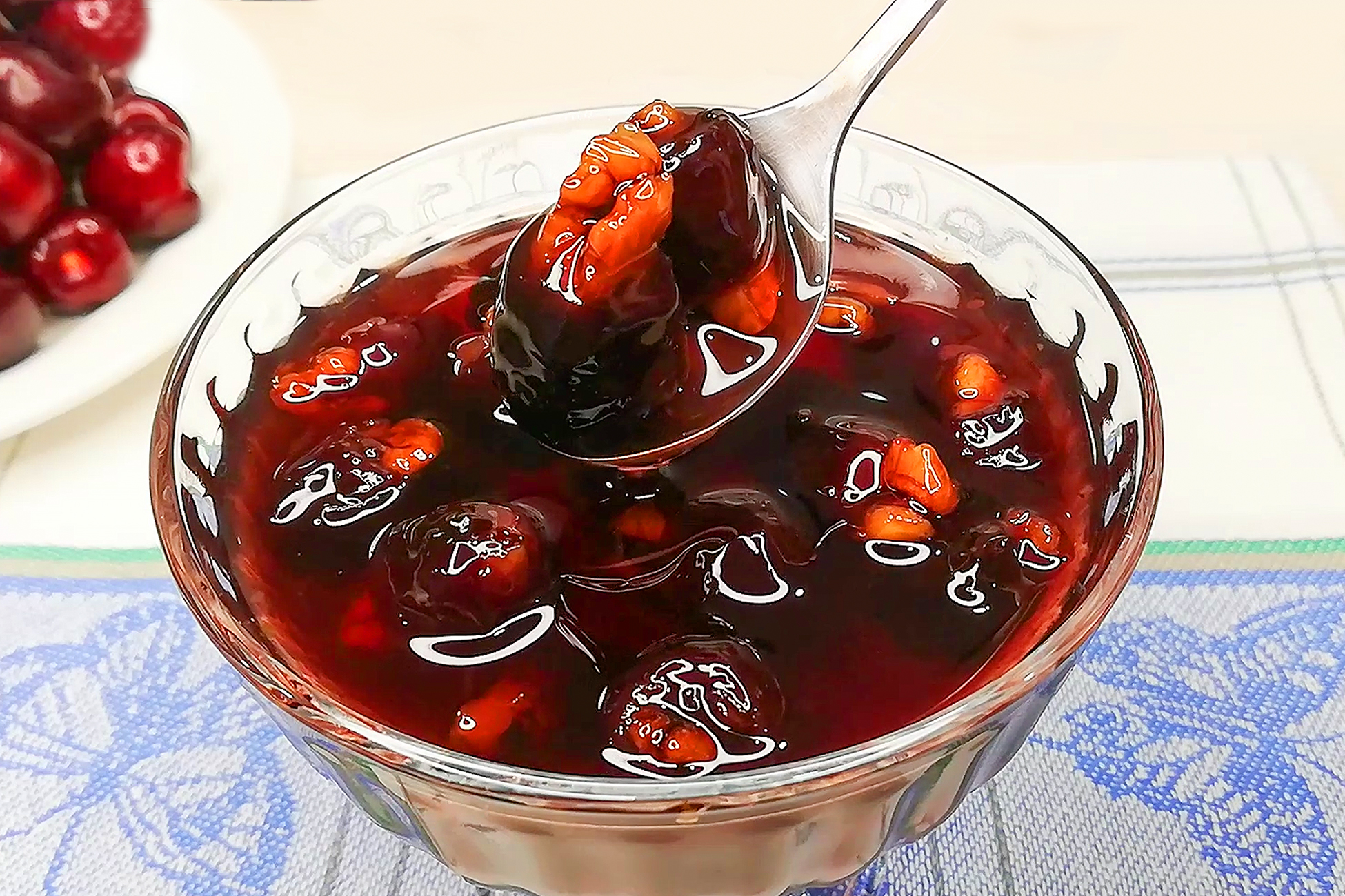 Варенье из белой черешни с грецким орехом. Варенье из черешни с грецким орехом. Необычное варенье. Черешня с грецким орехом варенье. Варенье с орехами.