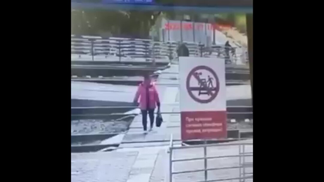 Алкашам везет. Емеля дурак по щучьему велению. Деревенские приколы. Женщина перебрала youtube. Пьяные на мотоцикле с люлькой.