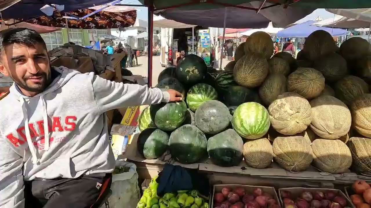 Таджик на рынке