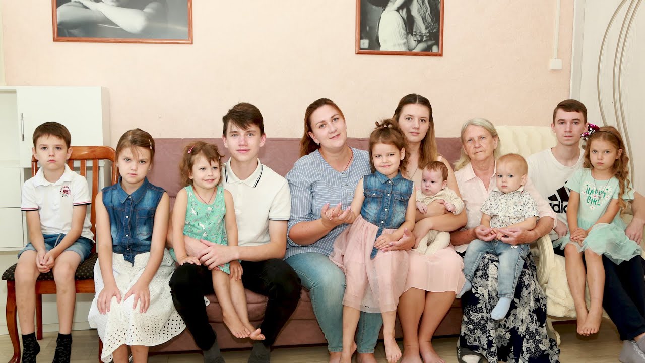 Многодетные мамы телеграмм. Многодетная семья. Многодетная семья в России. Мать героиня 10 детей. Многодетная мама.