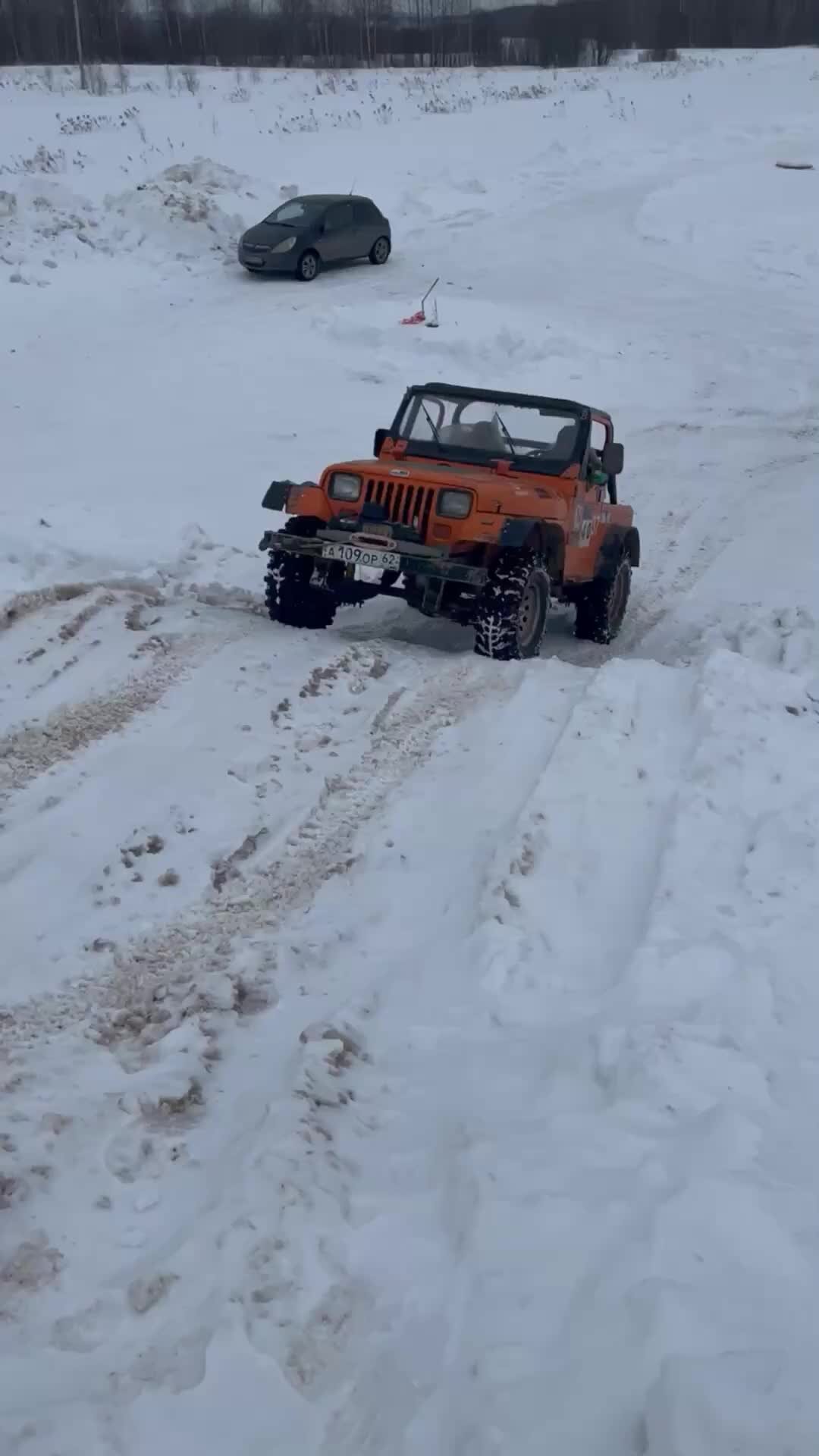 Gorbunoff - все о машинах | Мощный JEEP WRANGLER не смог заехать в гору на  злой резине. Зимой нужна шипованная | Дзен