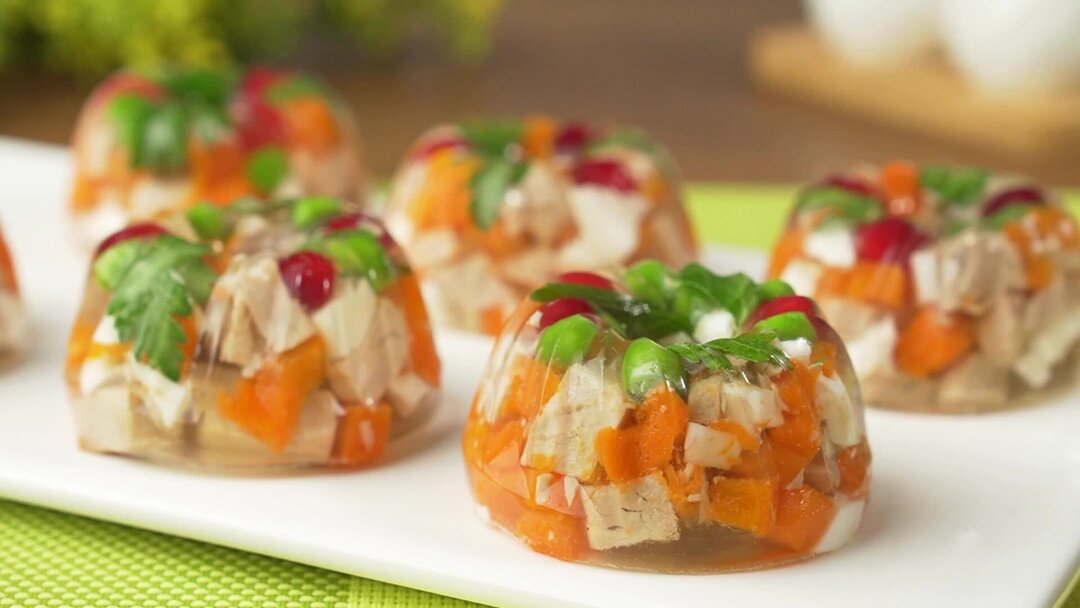 Мясное заливное в маленьких формочках. Готовим с оксаной пашко салат шампиньоны. Заливное порционное. Формочки для заливного порционные. Заливная рыба в формочках.