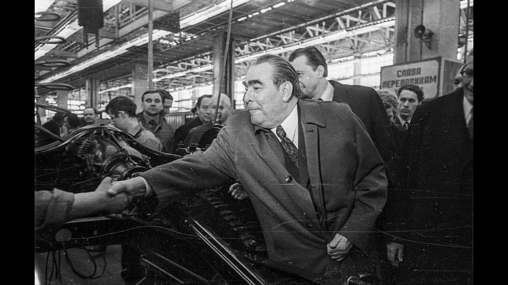 Город брежнев года. Брежнев на заводе ЗИЛ. Брежнев 1976. Брежнев на заводе ЗИЛ 1976. Брежнев на ЗИЛЕ 1976.