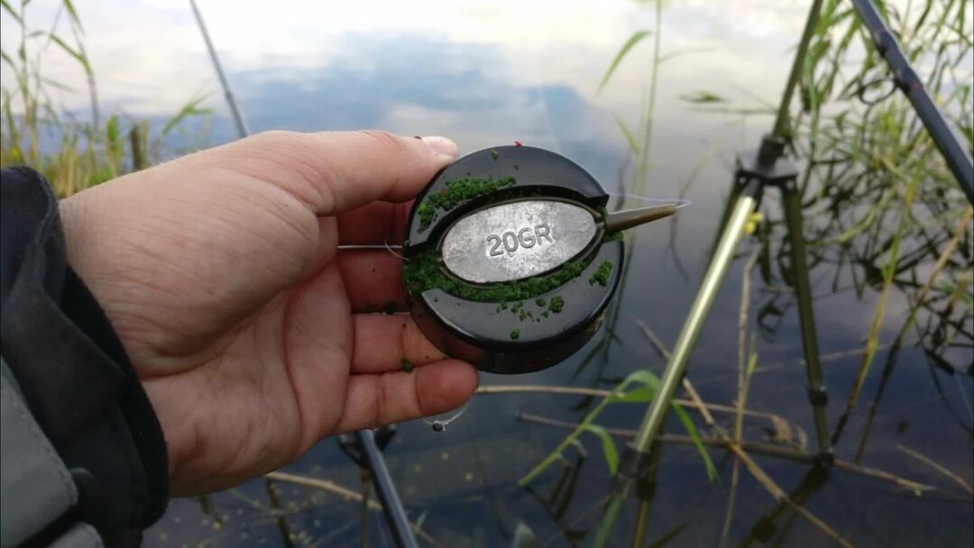 Волосяная оснастка на флэт. Кормушка на карпа флэт. Ловля на флэт. Метод фидер. Насадки для флэт фидера.