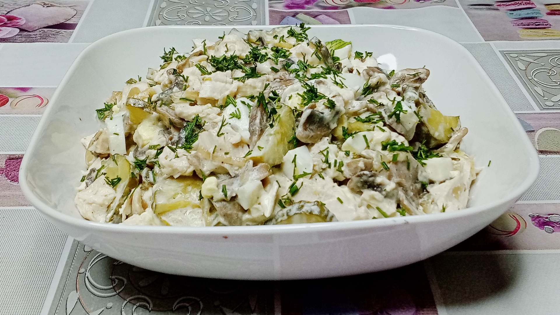 Салат с шампиньонами жареными и куриной грудкой. Вкусные салаты. Салат с куриной грудкой. Салат с курицей и шампиньонами черно. Салат курица с грибами окей.