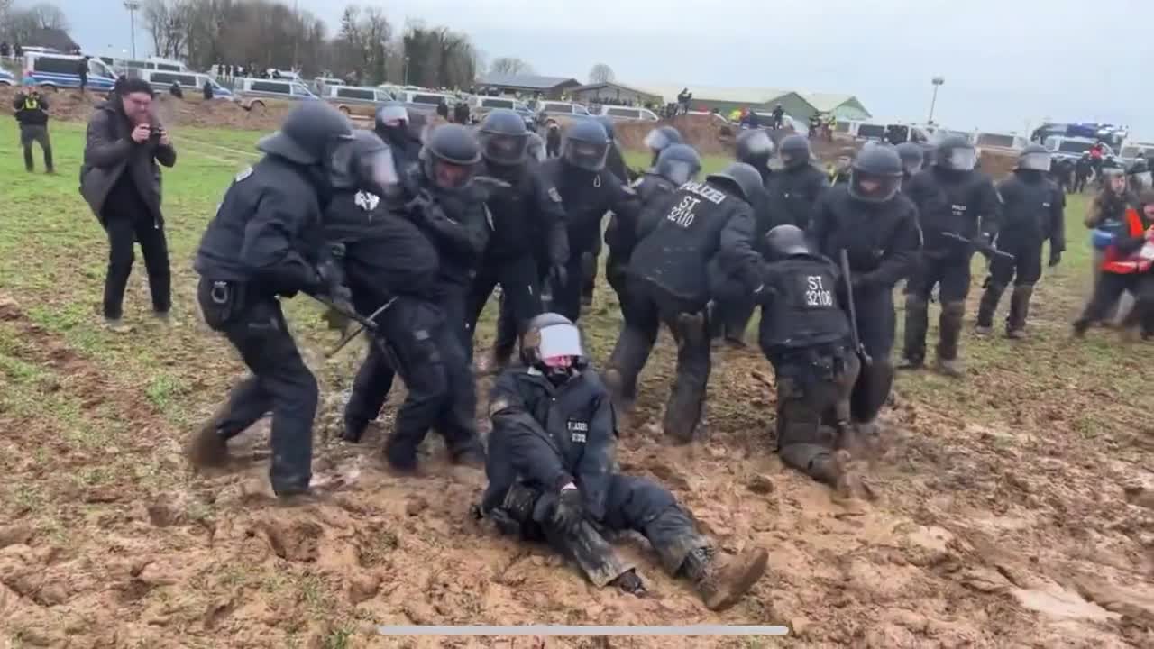 Люди в шахте застряли. Немецкий ОМОН. Германия полиция в грязи. Московский ОМОН разгоняет митинги.