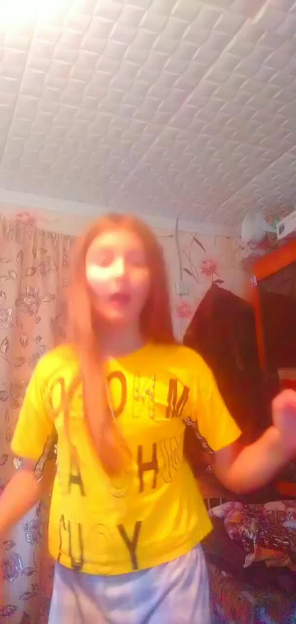 Песня амаквинка. Песня амаквинка. Эда поет. Текст песни антошка. Песня ама квинка джи айдл.