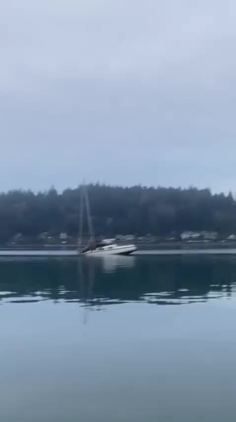 Лодка на одного человека. Угон катера. Wally walrus. Угнали катера 1. Трое утонули в избербаше.