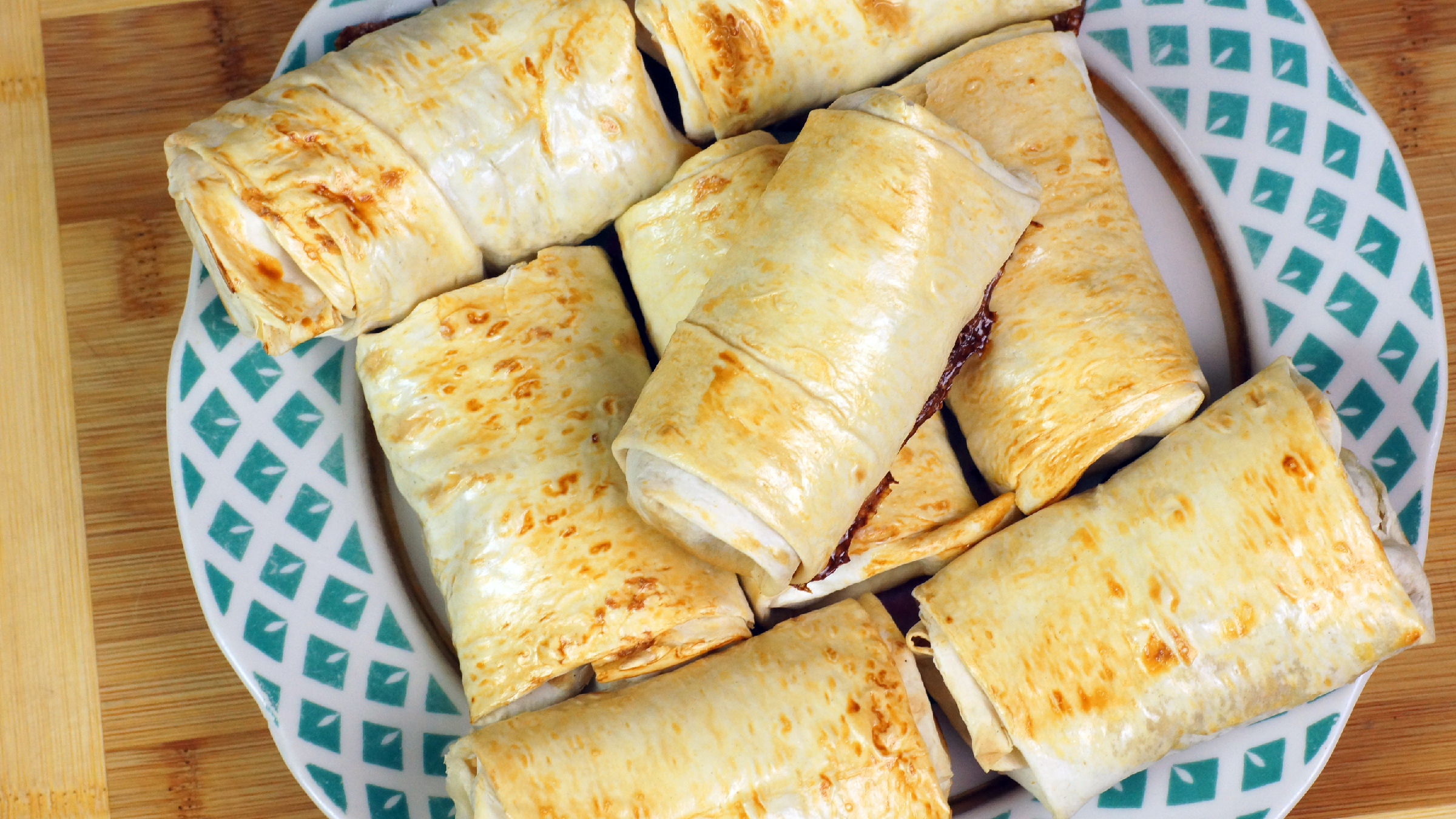 рулетики из лаваша с капустой. пирожки с капустой из лаваша. лаваш с капустой и яйцом на сковороде. лаваш с капустой и яйцом на сковороде. пирожки из лаваша.