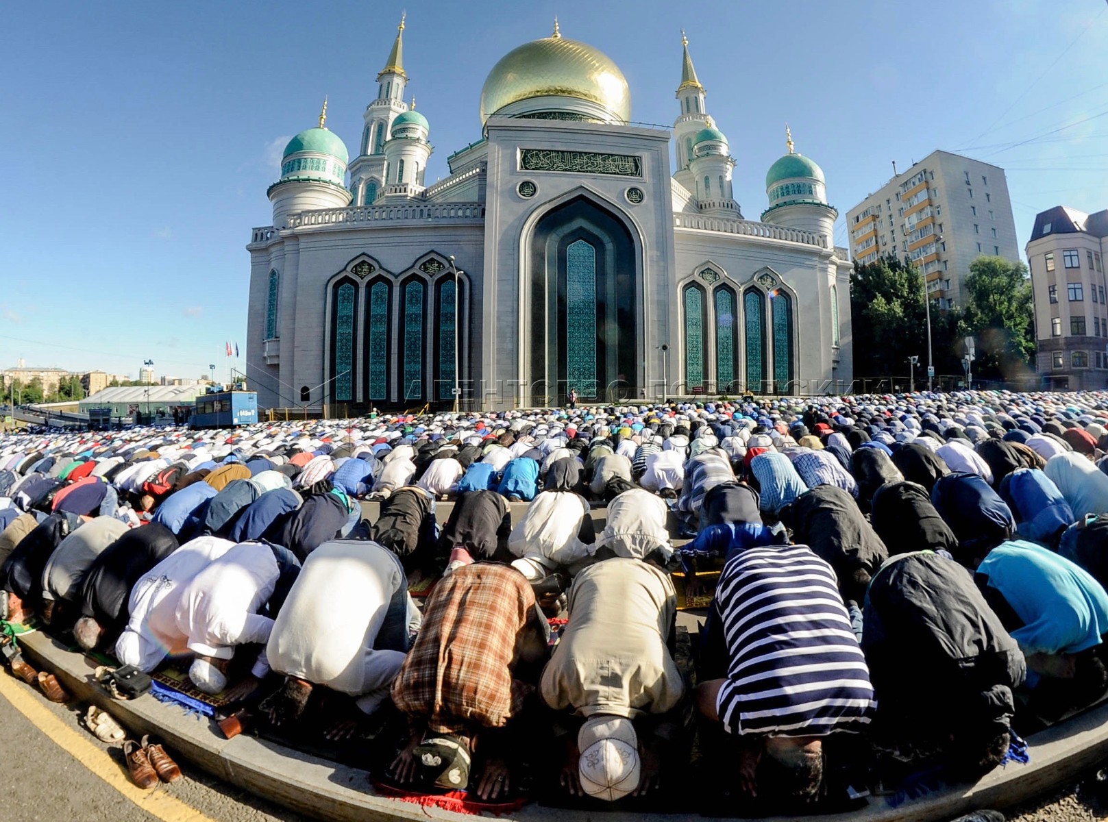 Мусульмане празднуют ураза. Московская Соборная мечеть Рамадан. Ураза байрам мечеть в Москве. Мечеть в Москве Курбан байрам. Праздники мусульман Ураза байрам мечеть.