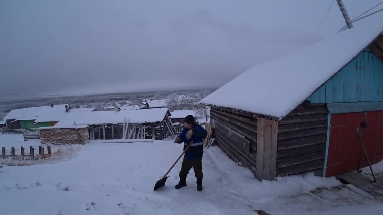 Будни олега на природе. Чистый снег в деревне. Жизнь в сугробе. В деревне выпало много снега. Олег жизнь в деревне Челябинская область.