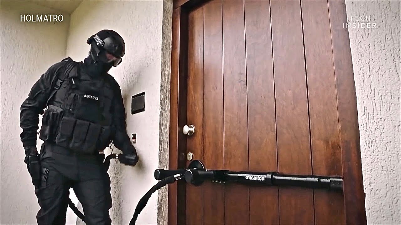 Полиция взламывает дверь