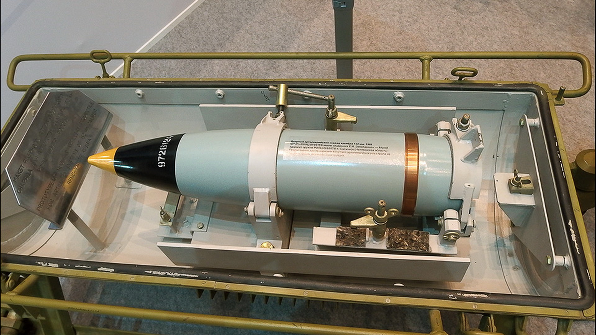 Водородная бомба принцип действия. Нейтронное ядерное оружие. Ядерный артиллерийский снаряд калибра 152 миллиметра. Термоядерная бомба принцип действия. Имплозивный ядерный заряд.