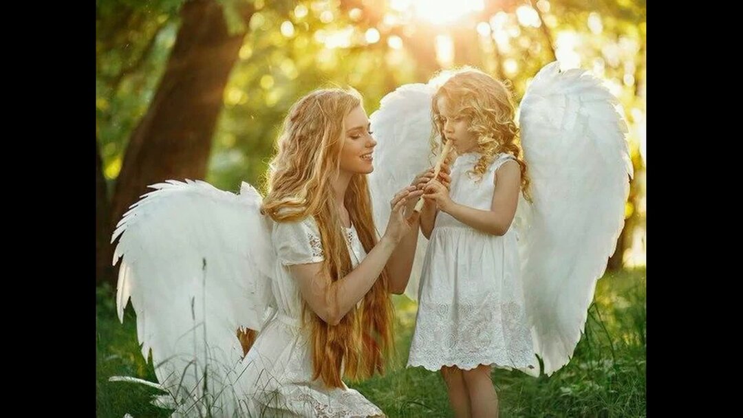 Видео ангела мамы. Мама ангел. Фотосессия с крыльями. Фотосессия с крыльями ангела. Добрый ангел.