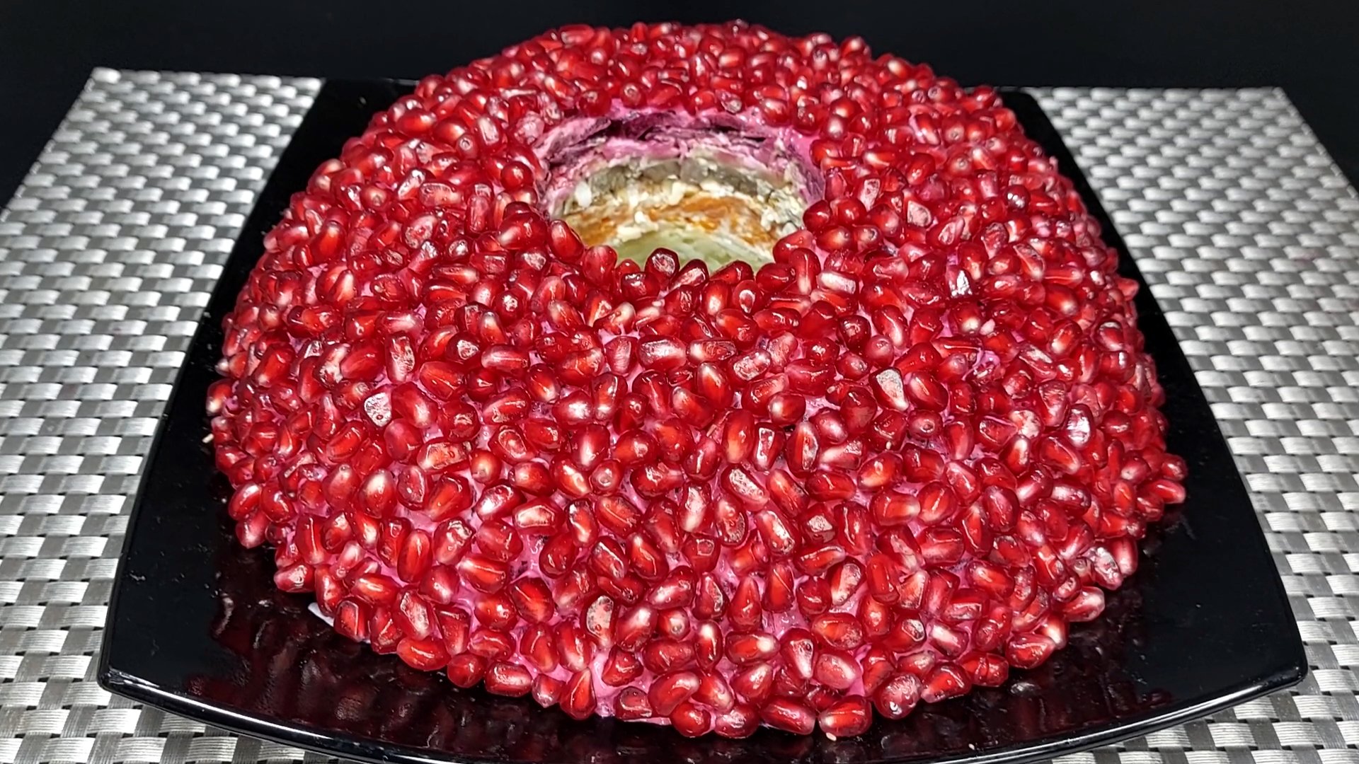 салат гранатовый шар. салаты на новый год. салат гранатовый сад. салаты на новый год 2024 гранатовый. салат гранатовый браслет с говядиной.