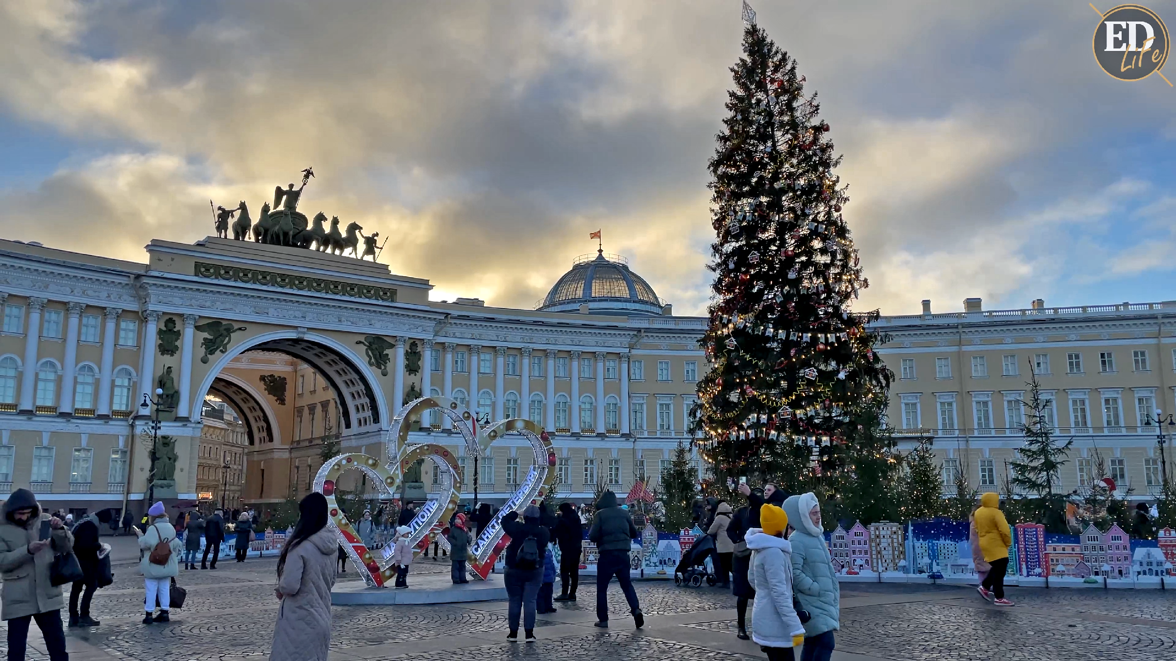 Петербург новый российский. Дворцовая площадь в Санкт-Петербурге новый год 2023. Манежная площадь Санкт-Петербург зимой. Дворцовая площадь в Санкт-Петербурге елка 2022. Манежная площадь Санкт-Петербург 2023.