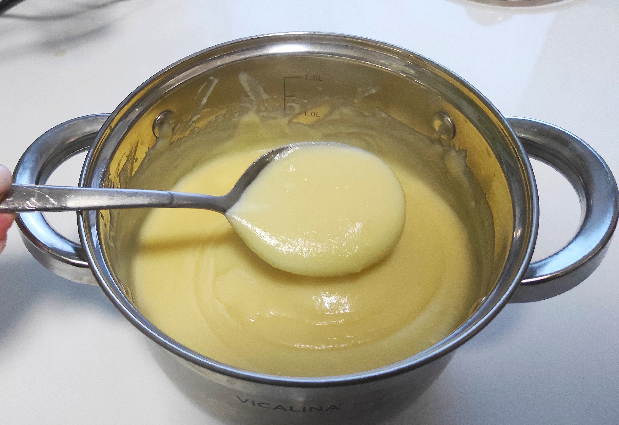 Крем молоко яйцо сахар масло мука. Крем для торта фото не получился.