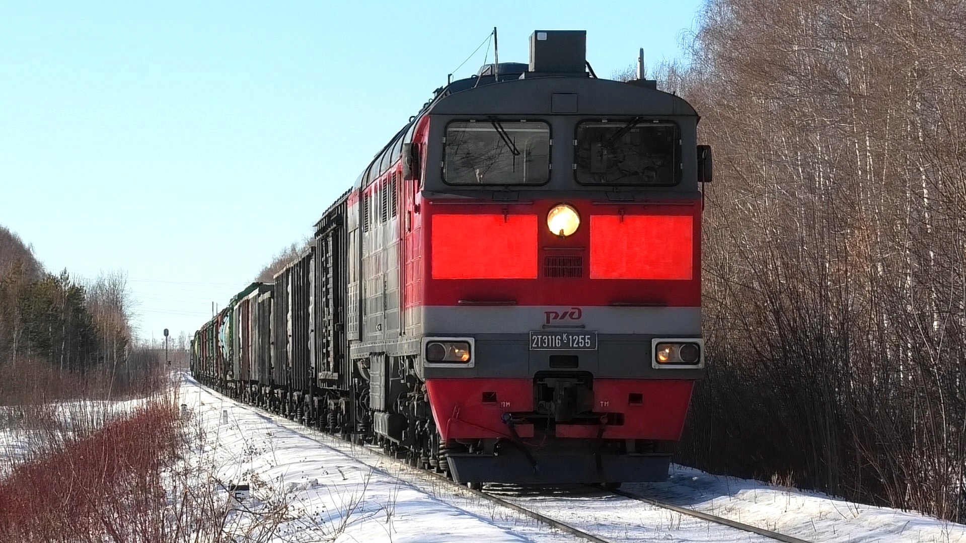 Тэп70-0526. Тепловозные ключи. Половинка тепловоза следует.